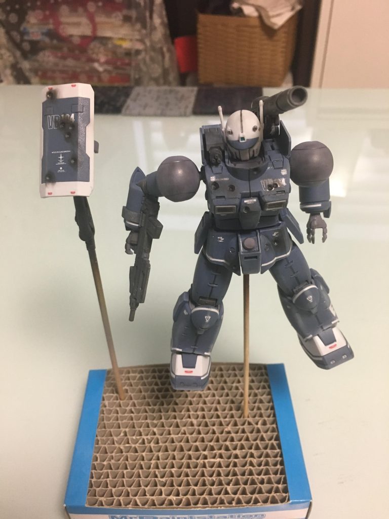 1mm、2mm、2.5mmの順で段掘りし、ウェザリングマスターのススでささっと擦って弾痕を作り、
汚しが足りない部分に追加でウェザリング、つや消しトップコートを吹いて完成です。