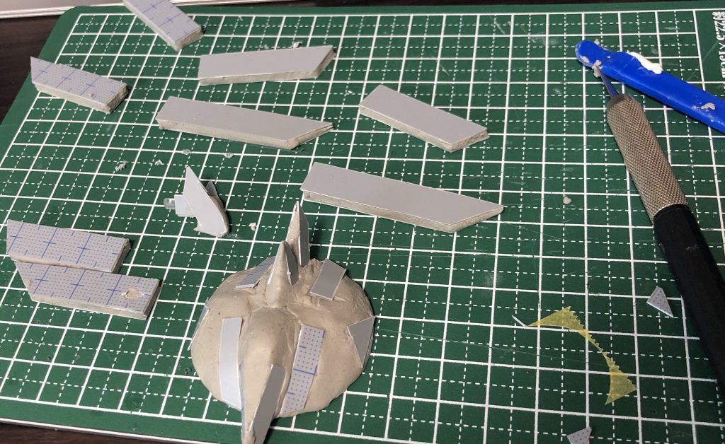 頭もかなり悩みました( ̄▽ ̄;)少しでもハヤブサ風に仕上げたかったのでパテ盛りしてスクラッチの上にプラ板はめてヤスってそれなりに形には出来ました(:3_ヽ)_