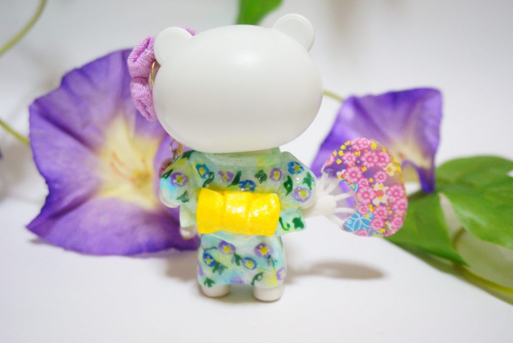 浴衣は紫陽花を手書きで描いてます。
帯はつくり帯(リボンの形が出来上がってる物)ではなく、自分で着付けた時の帯結びの作りにしてみました。