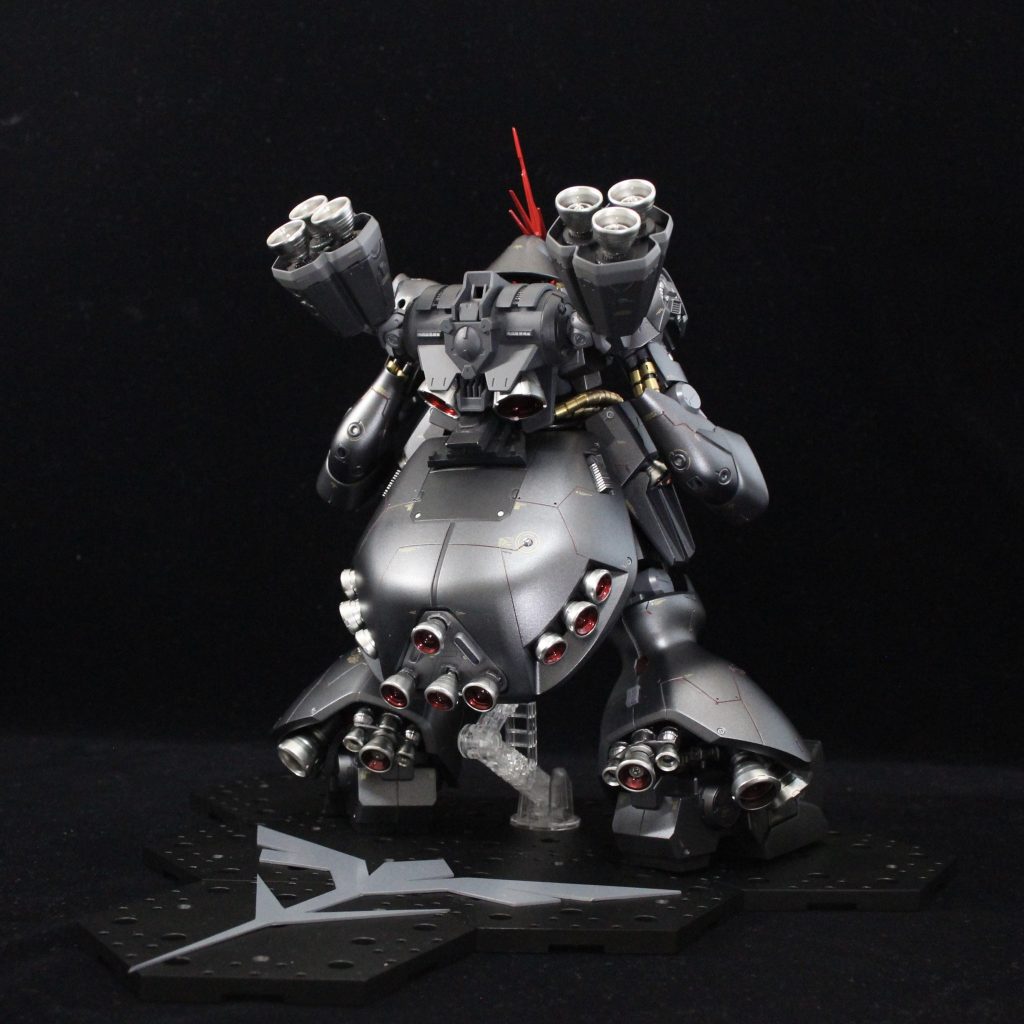 素体のバックショット 。
バーニアをバンダイ製品でほぼ揃えています。MGリックドムやHGUCドラッツェ改などのパーツを使用。インナーはメタリックレッドにしてワンポイントに。本体に34機のバーニアがセットされています。