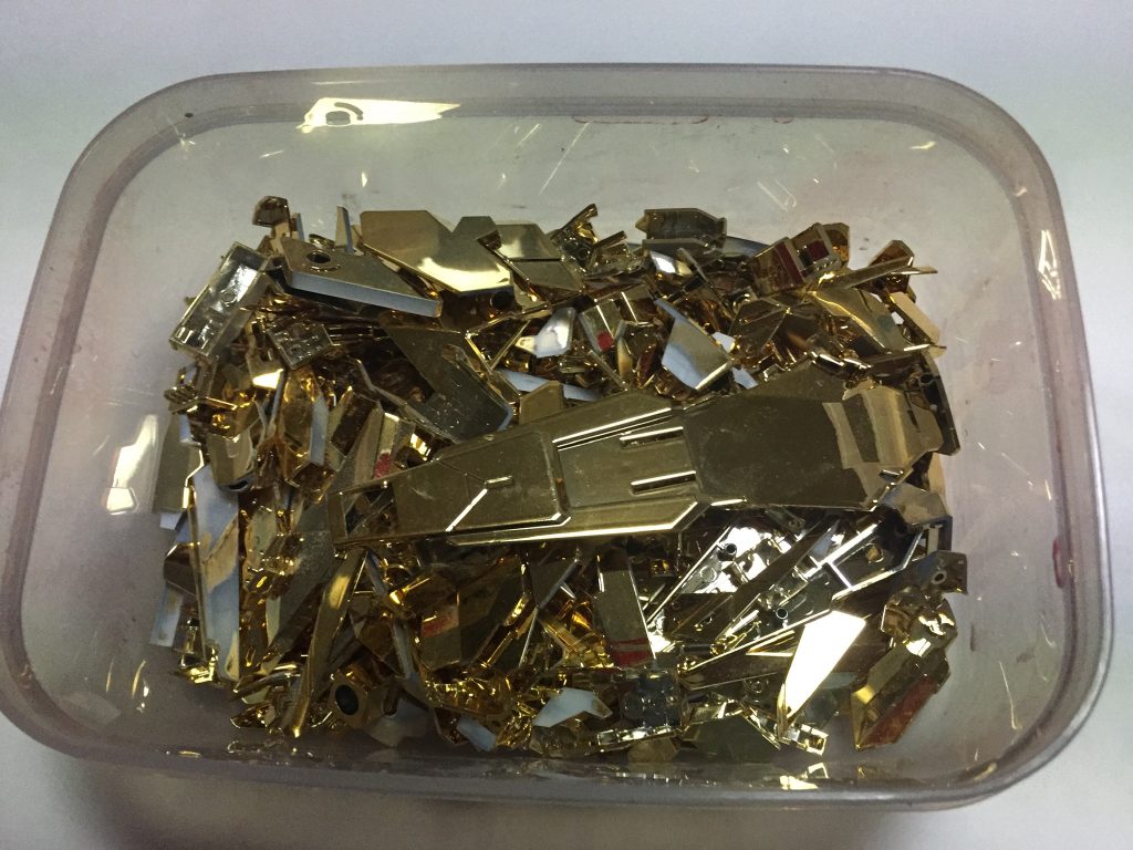 シンナーに漬け込み中