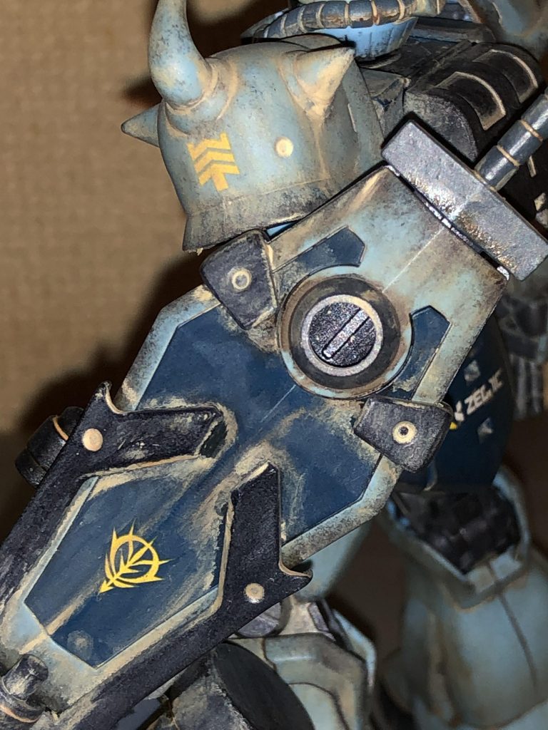 前日ガンダムベース東京に行ったらジオン軍用のデカールがあったので思わず買ってしまい今回色々とベタベタ貼ってみました