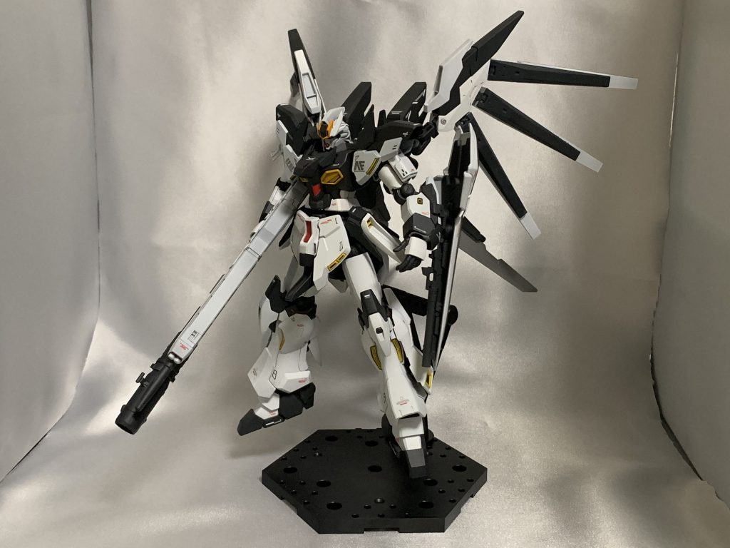 作戦に応じてシールドブースターの代わりにHi-νガンダムの物を改装したフィンファンネルユニットを搭載した姿も確認されている。
とある記事で、この姿での戦場の活躍を取り上げられた時にνガンダムと誤認されたとか。