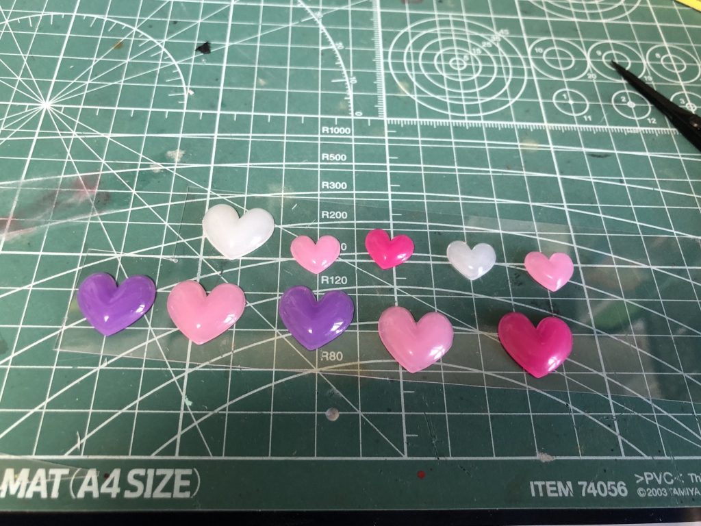 ハートのシールをプラ板に貼ってハサミとナイフで切り抜く。若干雑に切り出すと幼稚な感じが出る。