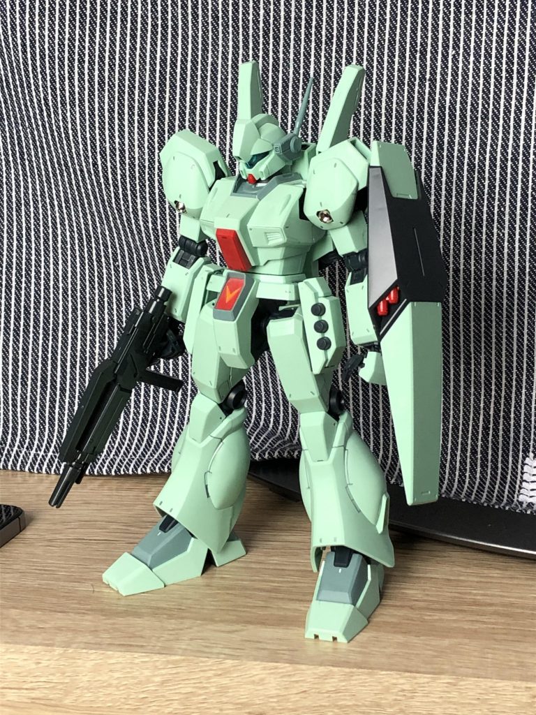 肩部アポジモーターを金属パーツに置き換え、一部スジボリをしました。