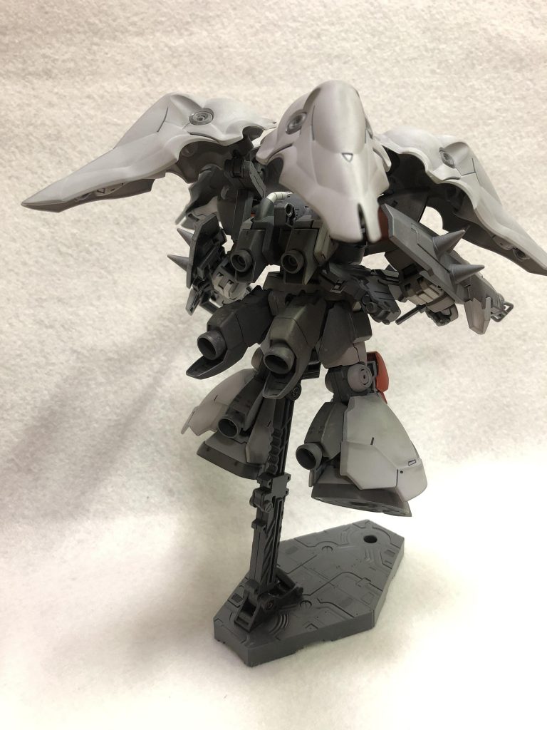 背面。ボールデンアームズのパーツと、アームアームズで接続しています。クシャトリヤ側も3ミリ接続だったので、無改造で取り付け可能です。