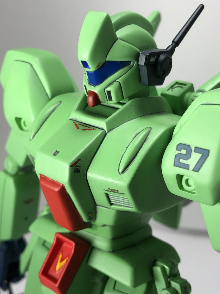 成型色があまりにも綺麗な色だったのでそのまま使用したかったのですが、そうはいかず泣く泣く全塗装しました(;_;)
使用したのはエヴァンゲリオンカラーシリーズのエヴァグリーンです。
そのままだと少し濃い色だったので白を足しながら調整しこの色に落ち着きました。
目のシールの大きさが合わなかったのでマスキングし目も塗装しました。
塗りが甘かったりしたところは筆で微調整しました。筆も上手く塗ることが出来たので調整部分はあまり目立たなく綺麗な仕上がりになりました!
