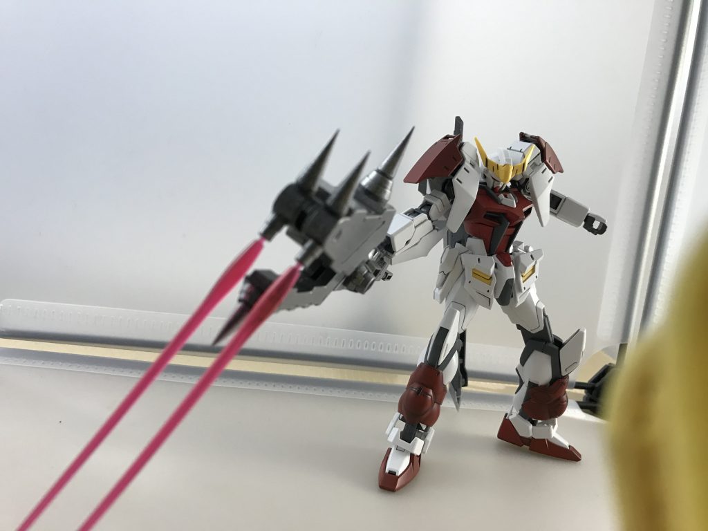 レンチメイスをベースにトゲを増やしビームサーベルを二本キバのように付けて
物理・ビームどちらにも対応できる用にしました。
名前はブレイクメイスです。