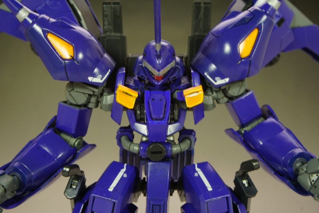 正面。色は青に紫を足してケンプファーぽさを残しつつ違う雰囲気に仕立ててみました。差し色に黄色、シナンジュのデカールの入れて仕上げました。(スパロボOGにこんな色のやつ居たのが気づいたのは完成してから)