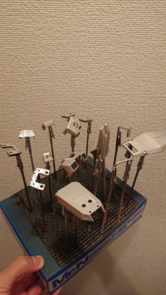 今回は下地にラッカー塗装のメッキシルバー。