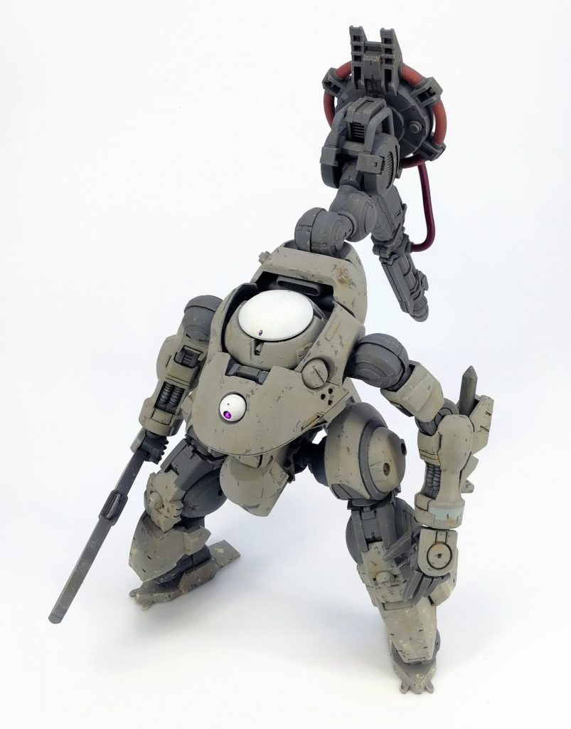 塗装は下地にメカサフヘヴィを塗って全体にドライブラシ、チッピングと軽いウォッシング。
一旦コートして各装甲をファレホをケープ落としで剥がれた感じに塗っています。
その後各ウェザリング塗料や油絵具で汚して仕上げました。
左腕の青いのは登録識別証みたいな感じ。