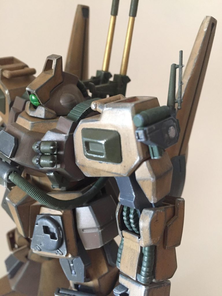 肩と膝部分の塗り分けするのにデザインナイフで溝を掘っています。