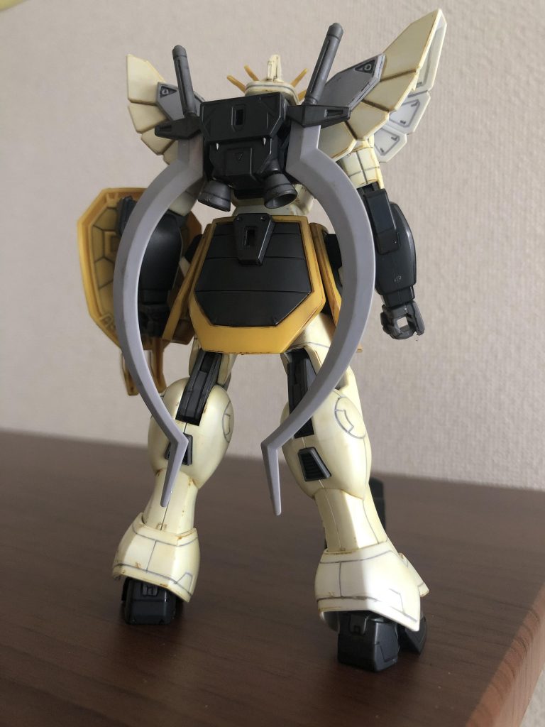 ぶっちゃけ、後ろはあんまり細工はしません。
ついでに言うと、装甲内もやりません。
肩アーマーの中なんて、ピャーッと墨入れペンで描いただけ