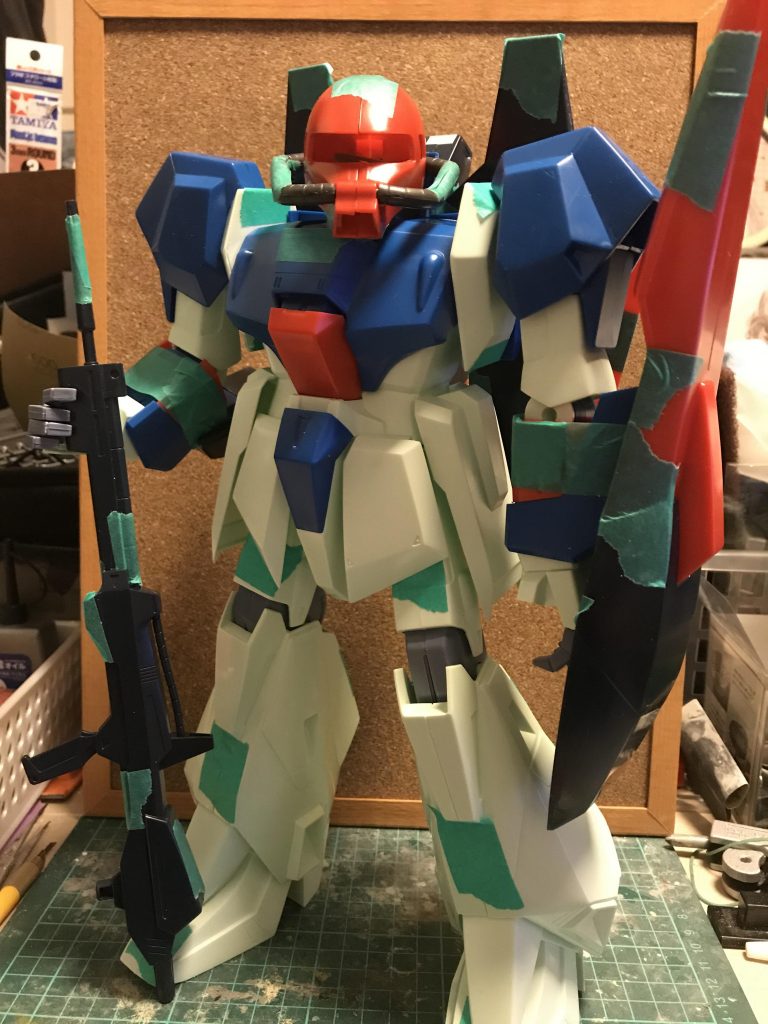 素組みです。
ジョニーザクの頭なんですが額から頭部がデカイと思いそのまま使うことを断念しました。
それならいっそうのこと頭をフルスクラッチしようと思いました。