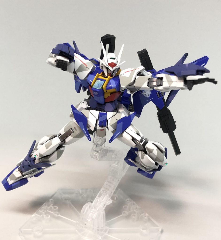 元キットがダブルオーなだけあって、アクションポーズがガシガシ決まります。動かしていて楽しい！