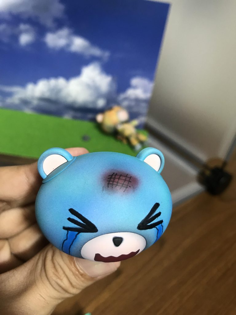 オデコにはネオジム磁石を仕込んでいます。パテで埋めて少し盛り上がったままにする事で腫れ上がっている風にしました。