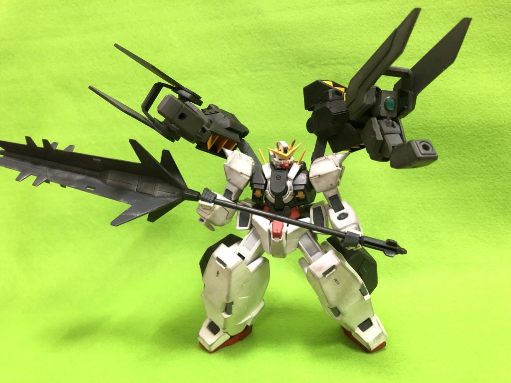 背部ユニットは展開してGNビッグクローに。ヘイズルの腕と脚、プラ板から作成しました。