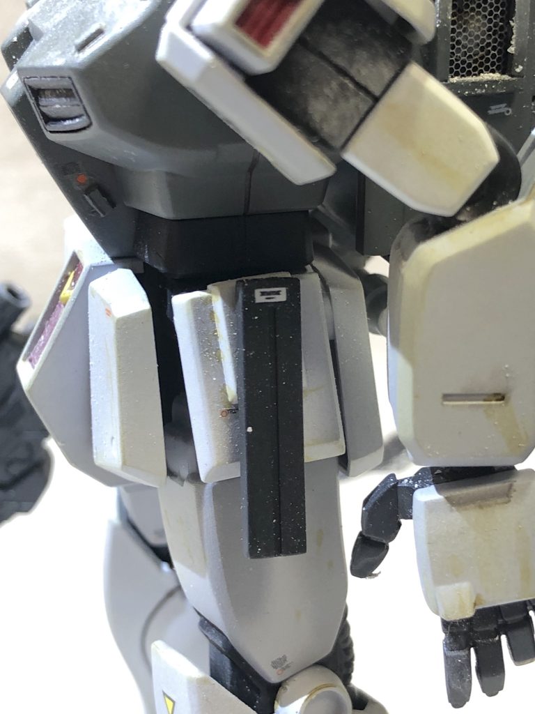 左腰部にマシンガンのマガジンをマウントできます。