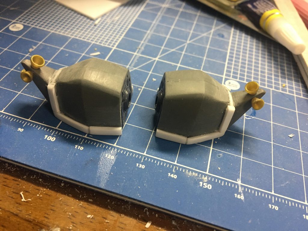 肩部分の改造。
とある事情にてHGUCの量産型ゲルググを予備パーツとして購入しこちらを使いました😅
資料を参考に細く切り出したプラ板を貼り付けてます！