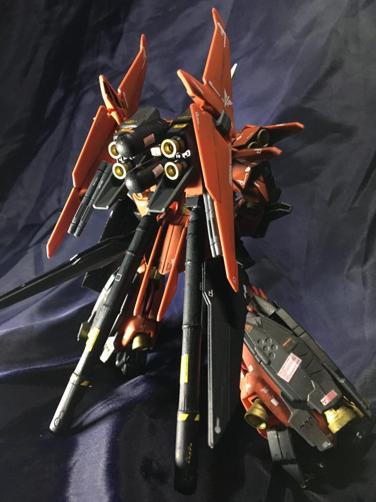 思ったより可動範囲が少なく(そんな機体ばっかだな俺は)ポージングが苦労したが、好みに仕上がったと思う。
今は旧シリーズや新シリーズでも色々とキッド化されており、友達に誘われて復帰したニワカモデラーの身ではあるが、自分好みのガンプラを作り楽しませてもらっている。
皆んなも、楽しいガンプラライフを!