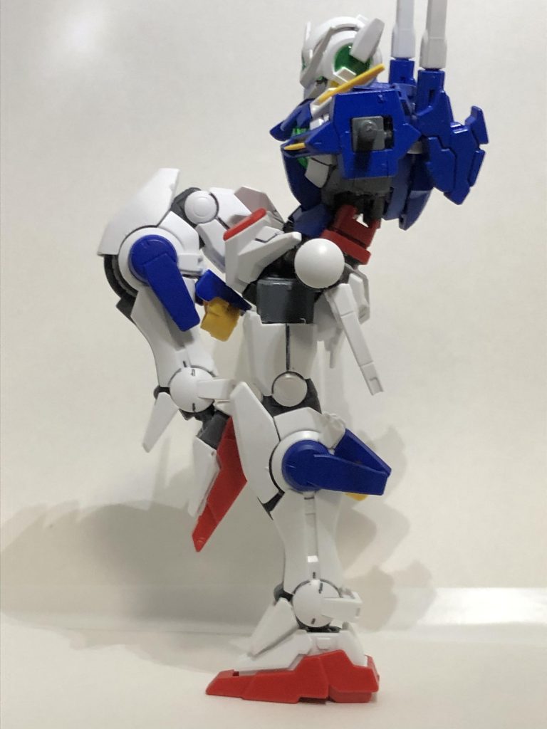 股関節の可動範囲の拡大のついでに、真ん中の腰のパーツをHGオリジンのジム・ガードカスタムから持ってくることにより、股関節自体も前後にスイングできるようになりました。