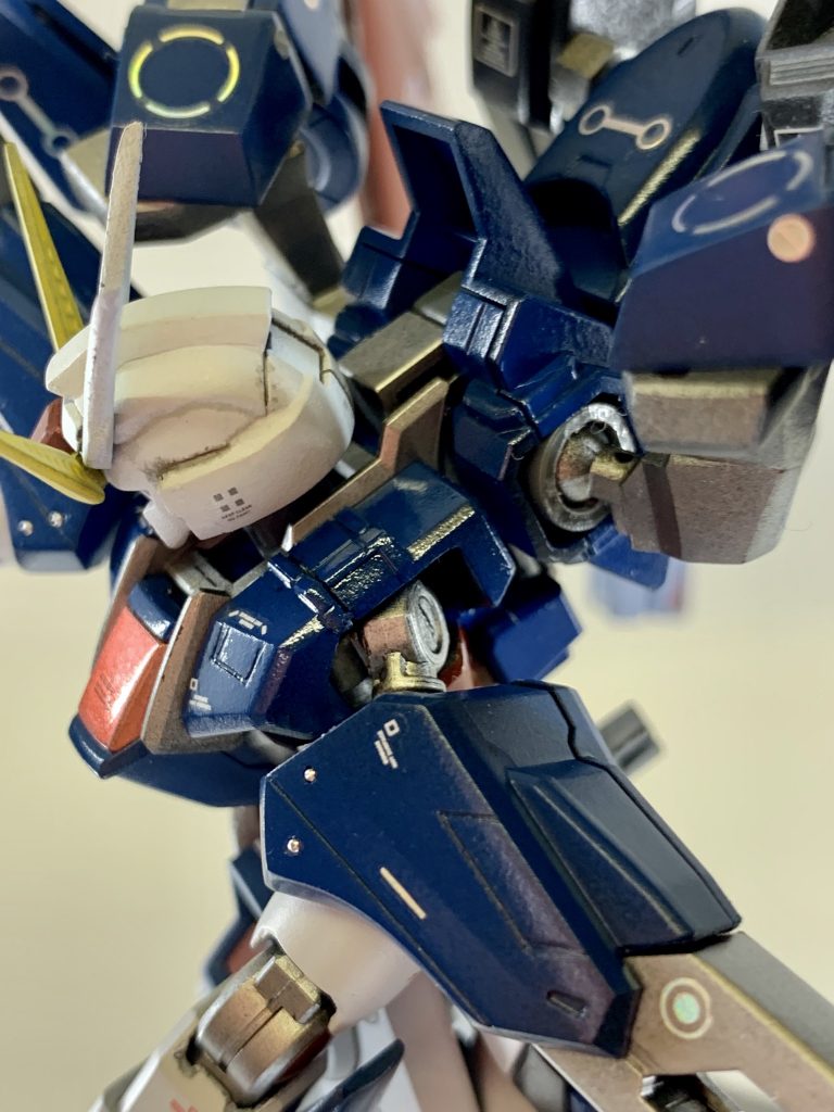 大きな改修点としては、ダブルオースカイの胴体にデスティニーの肩関節を組み込んだくらいです。あと、デスティニーの脚部の方がボリュームがあるので胴体を1ミリほど延長しています。それでは何枚か。