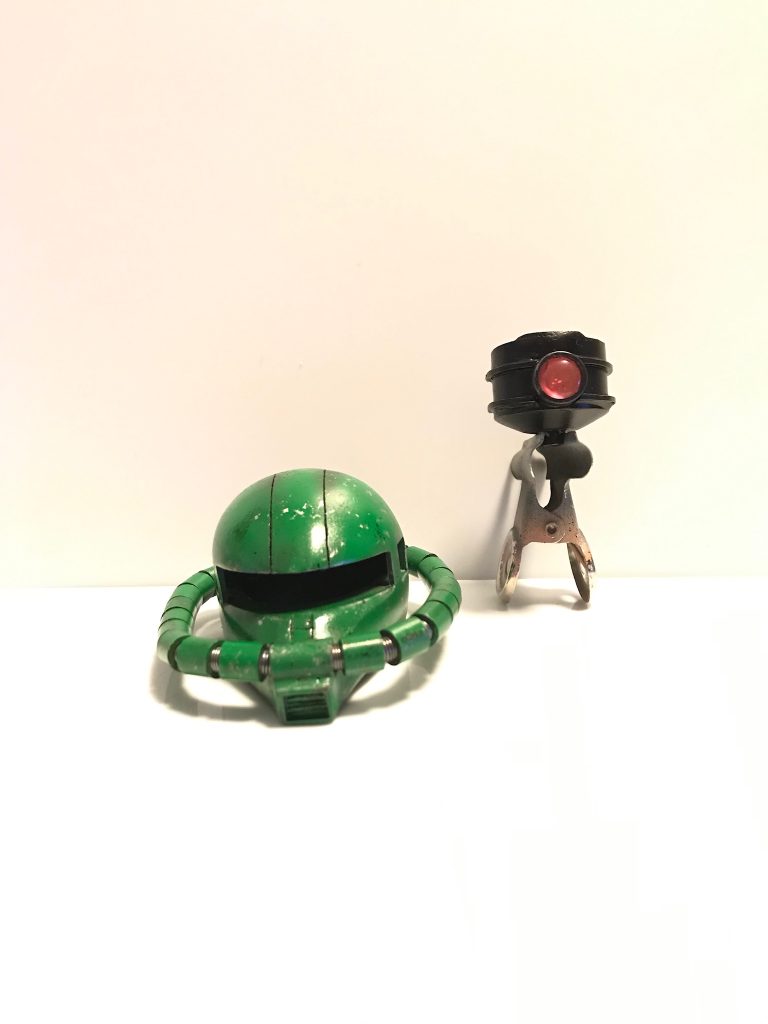 中の軸は太いプロペラントタンクを使いモノアイを作り、可動できるようにしてます。
動力パイプは4ミリのスプリングとウェーブの6ミリ肉厚を使いパイプカッターで地道にカットしてます。