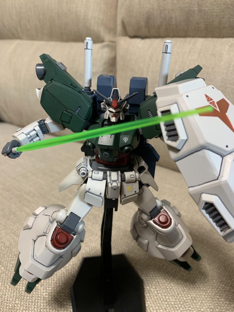 バックパックの大型サーベルはキャノンのみの機能とし、基本的に腰のビームサーベルを使います。