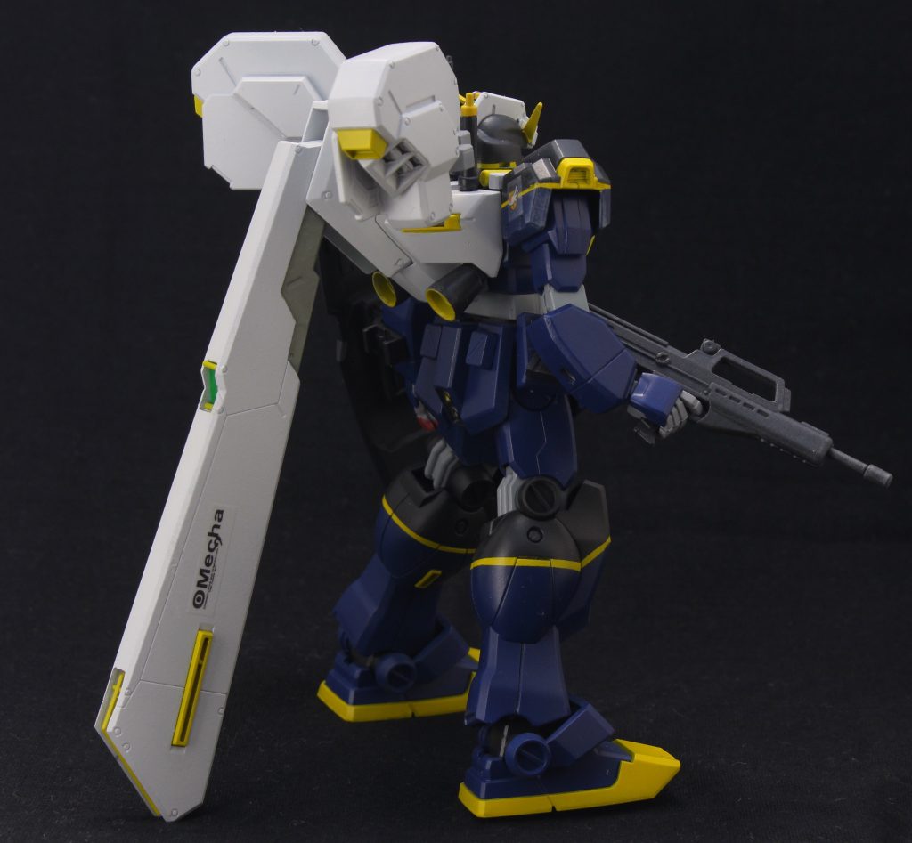 全体的に面出し、合わせ目消しと後ハメ、モールドが薄くなっている部分の彫り直しをいれています。