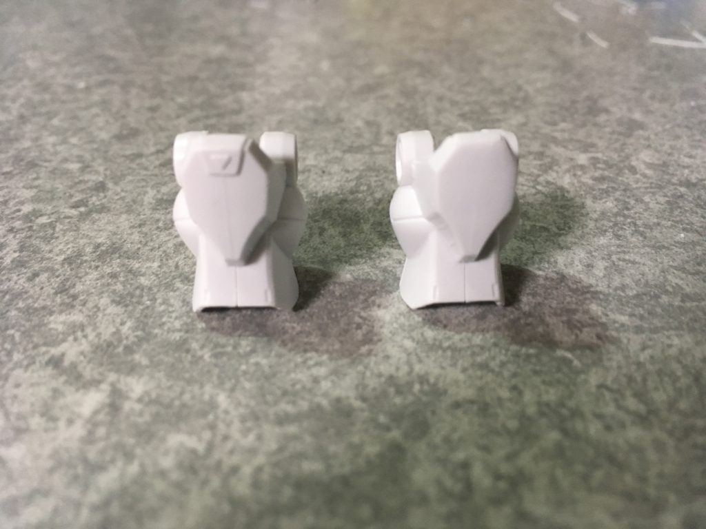 膝のディテールを削って消してます。