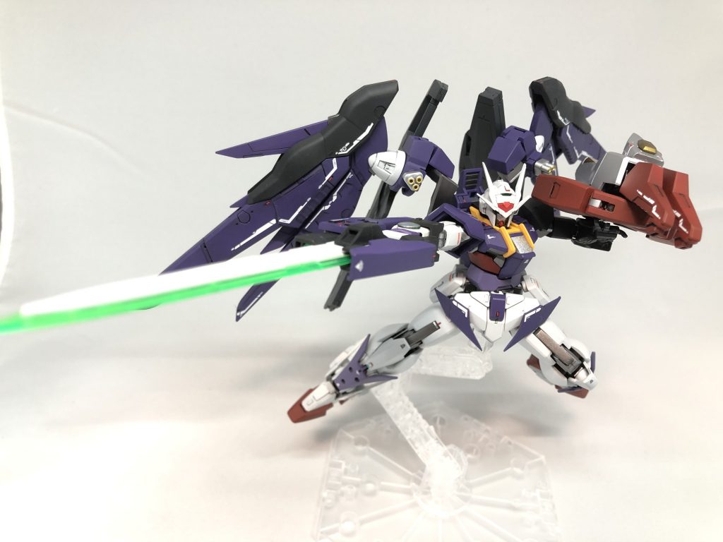 GNソードⅢ改(右手)
基本的にGNソードⅢと変わりませんが、コンデンサーを外付けしてビーム出力時の安定力が向上した設定です。