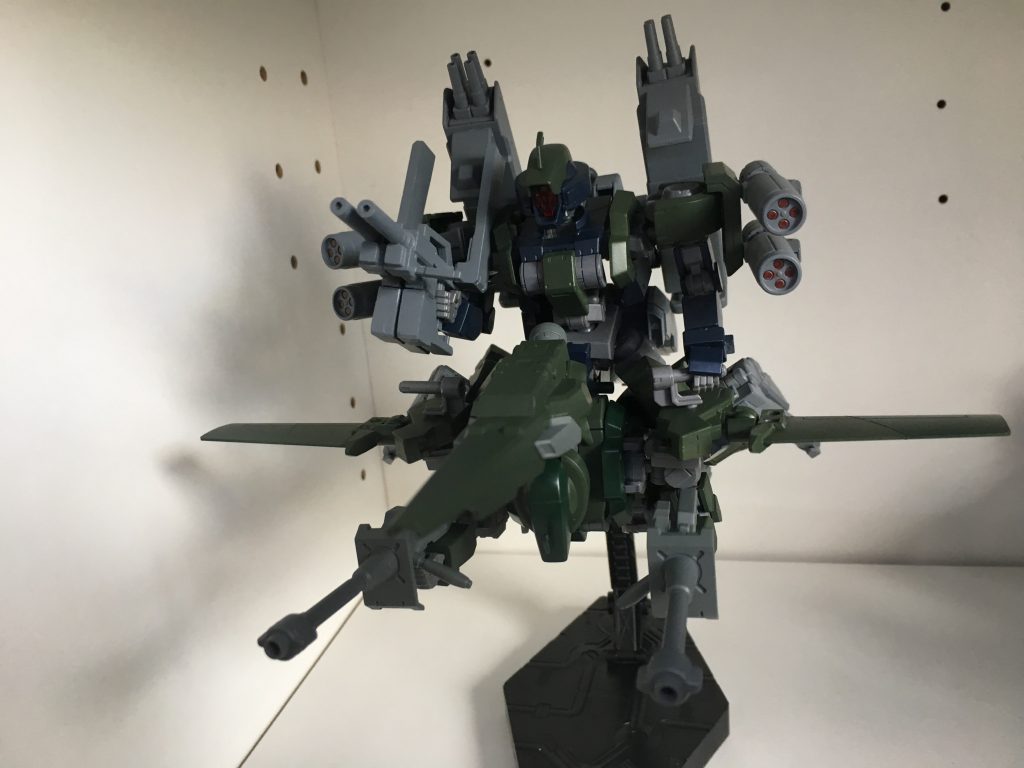 機動力には不満が残ったが機体ペイロードにかなりの余裕があり、ガンポッドや滑腔砲など様々な追加兵装を搭載が可能であり護衛・偵察の他に敵機や敵艦への攻撃といった襲撃機としての運用も出来る他、さらにその優れた積載量を活かし他の機体を乗せてサブフライトシステムとしても運用可能である。