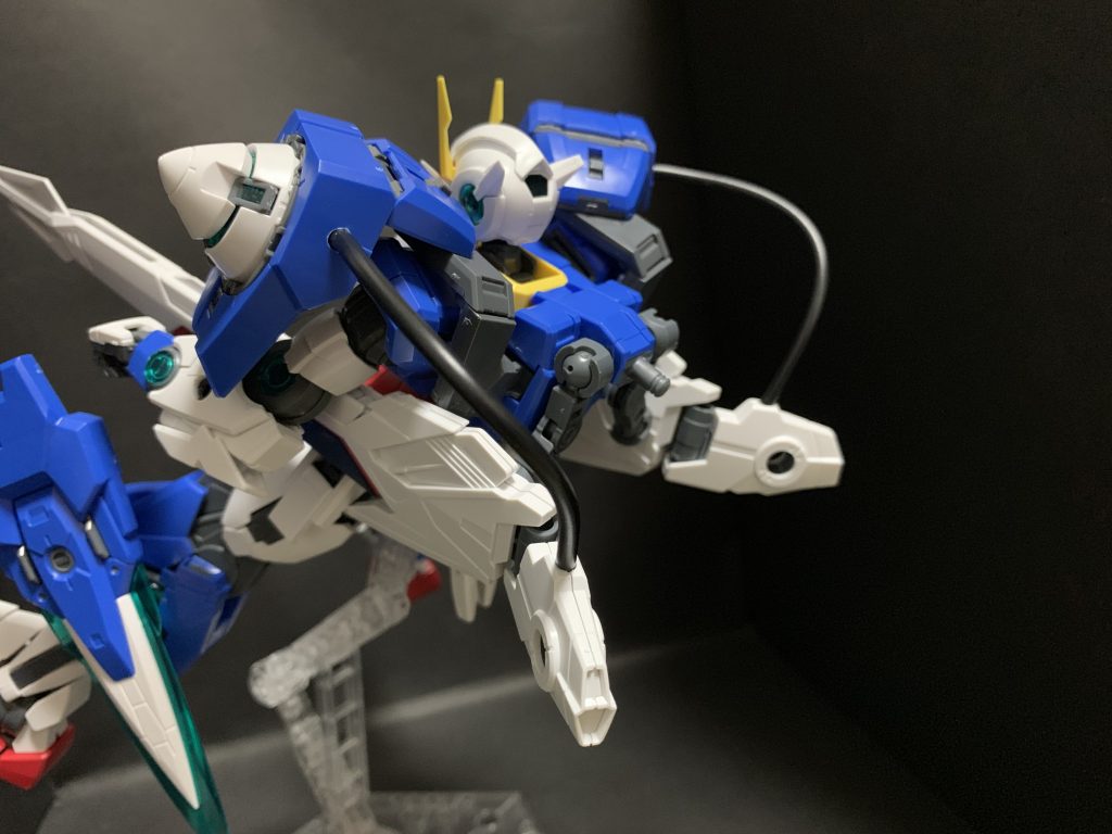 背部バックパックにはバラエーナを装備VSBRのように脇下から引き出して使用できるようにジョイントを使って接続。GN粒子供給用のコードはMGエールストライクから拝借。