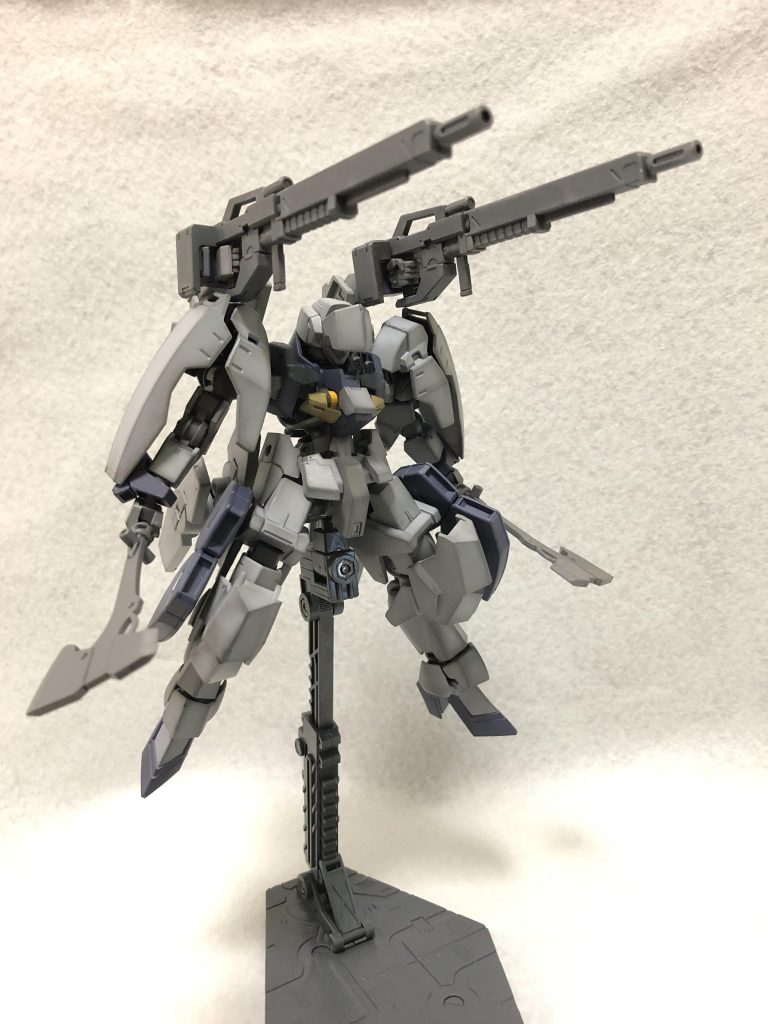 武装展開。
背面のサブアームによる射撃、両腕による格闘戦。隙の無い戦闘が可能となります。
