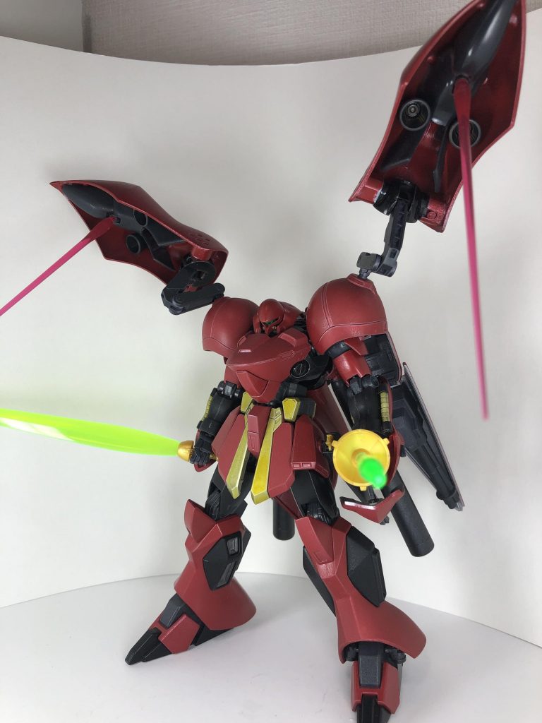 バインダー内側にはスラスターとビームガン兼サーベル。