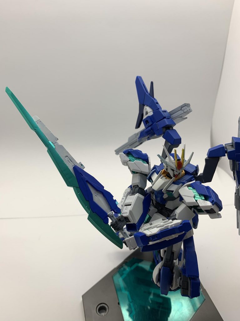 グリッターブレイド
本機専用の実体剣、実質的には換装式ではないが、追加武装の一つである。
近接特化の武器でビームサーベルのようにエネルギー切れを起こす心配はない。内蔵してあるGNコンデンサを使えばGN粒子を纏い、切れ味を上げる事が可能である。