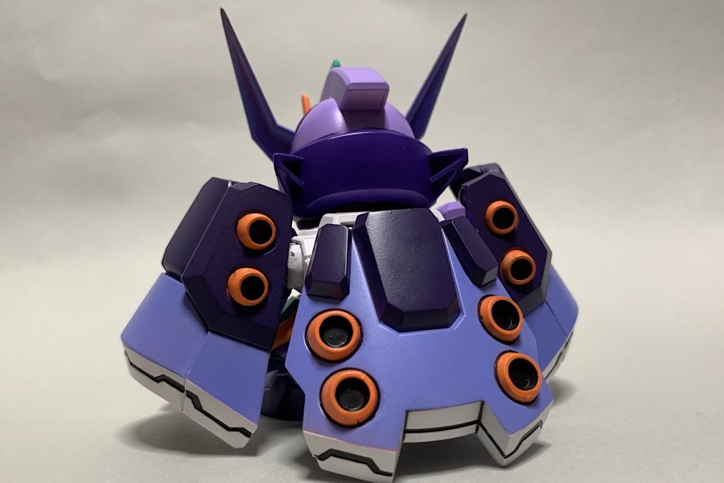 マント状の装甲は完璧な防御を約束します。