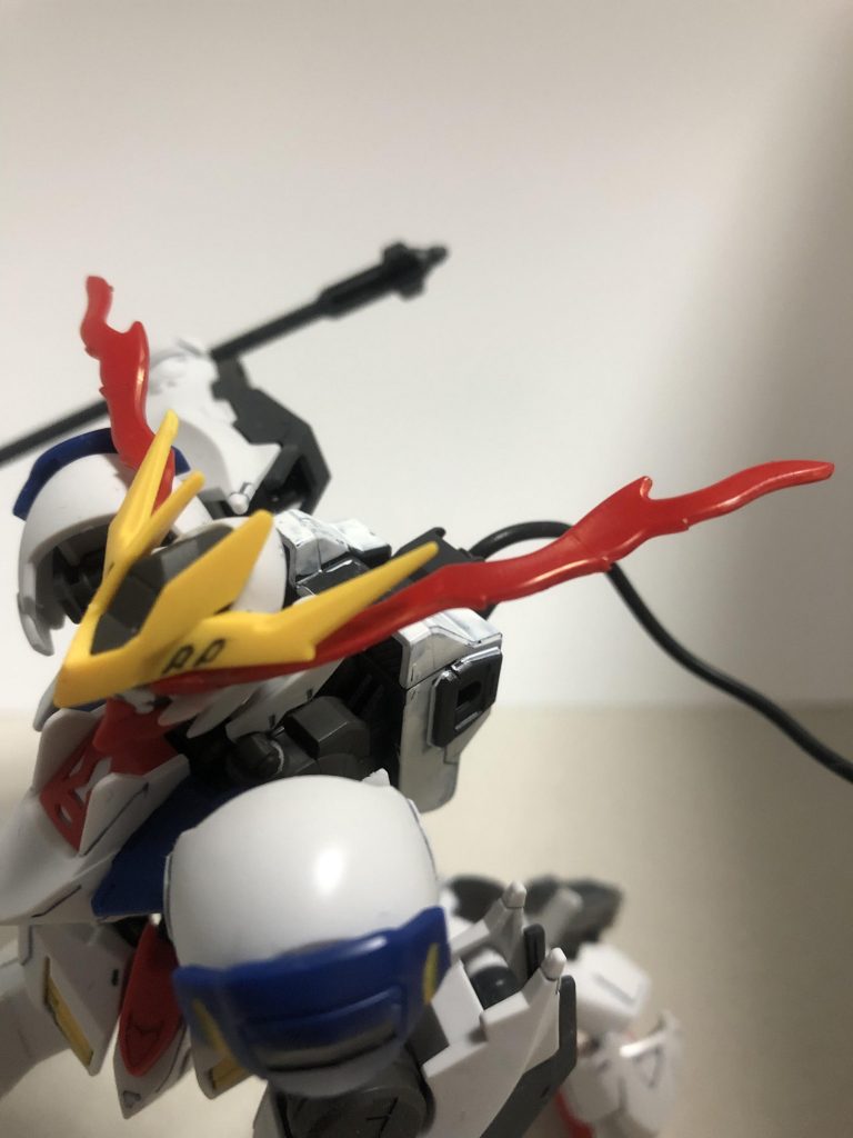 エフェクトはトライバーニングに付いてくるやつを赤で塗り、
曲げたり捻ったりして適当な形状にしてます
無理にやると折れます(もう半分折れてる)
トラバ系は作ってないのでどこのエフェクトかは分かりません(エフェクトのみ購入)
細いやつの短い方です。これより長いのもあるので、そっちを使うと凄い事になりそう(1/100向けかな)
大した工夫も無い簡単仕上げですが、
なかなか雰囲気はでてるんじゃないでしょうか。結構満足してます
エフェクトはまだ余ってるので、ルプスも組んでみようかな