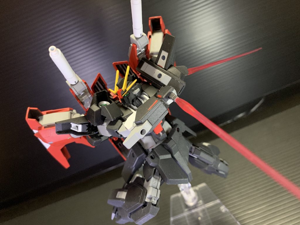 上腕装甲の中に引っ掛けを作ってランナータグを積層し穴を空けた物を突っ込む事で一応内蔵サーベルも出来るようになってます。