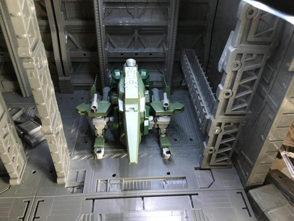 艦載機とし設計改造された為、狭い限られたスペースでも複数機格納できるように主翼や機首がコンパクトに折り畳める設計になっている。