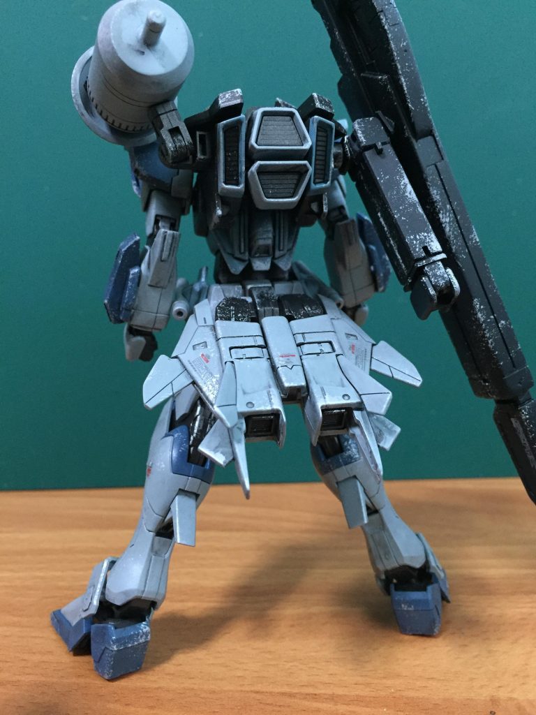 背面。
腰のブースターはGP03のコア・ファイターを基にしてます。
バーニアではなくスラスター風に。好みです(笑)