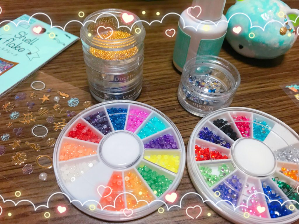 過去作なので制作中の画像が少なくてすみません。
ピンクのプチッガイをジェルネイルで白×水色マーブル模様に塗装しました。