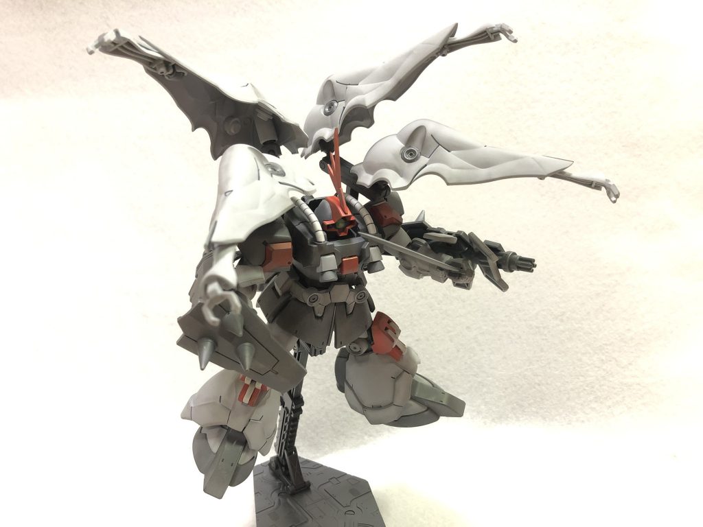 「とどめだ!!」
別アングル。スパイクシールドのガトリングですが、パワードアームズの物が無改造で差し込めました。