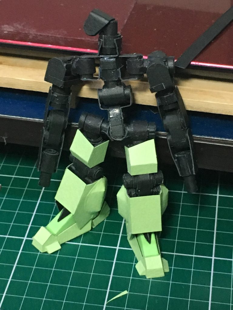 フレームが出来たら、そのサイズに合わせて装甲を切り出し、貼り付ける。