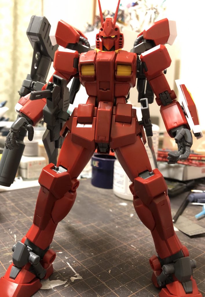 素組み状態。これだと赤色が2色のみでちょっと物足りない感があったので色の追加、筋彫り、デカールで情報量を増やして行きます