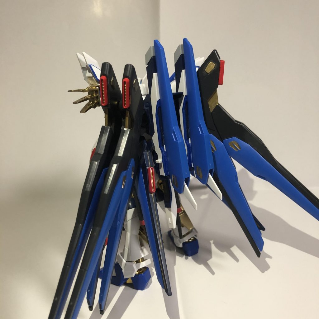 バック
背中のビームキャノンにドラグーンをつけたのと、わかりづらいですが腰にストフリのライフルをマウントしました。
脚のスラスター部はプラ板で増しました。