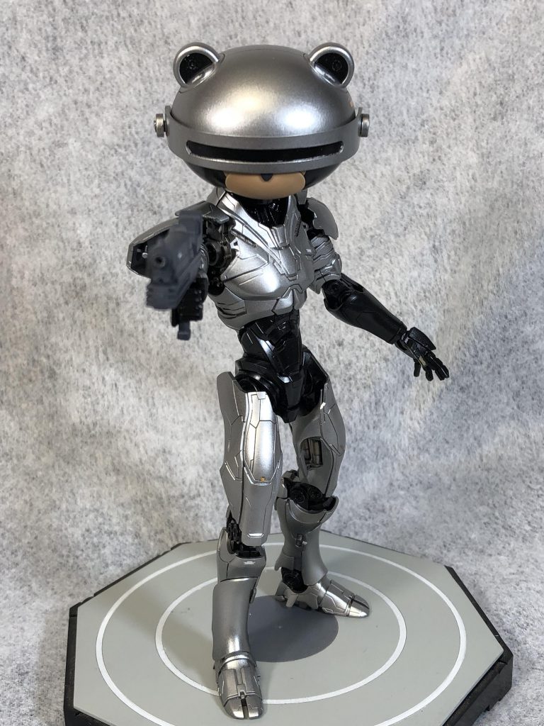 軽くアクション!  オブシディアンのボディが塗り分けただけで、元ネタの今風アレンジに。