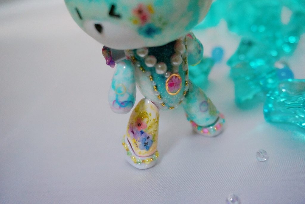 アクアッガイは水面と同じ模様になることで、海と同化して暮らしています。
実はカメレオン的な子で、陸に上がるとその陸の色に変わることが出来ます。
なので、この子の片足の色が違うのは少し前まで陸地に居たから(という設定ですw)