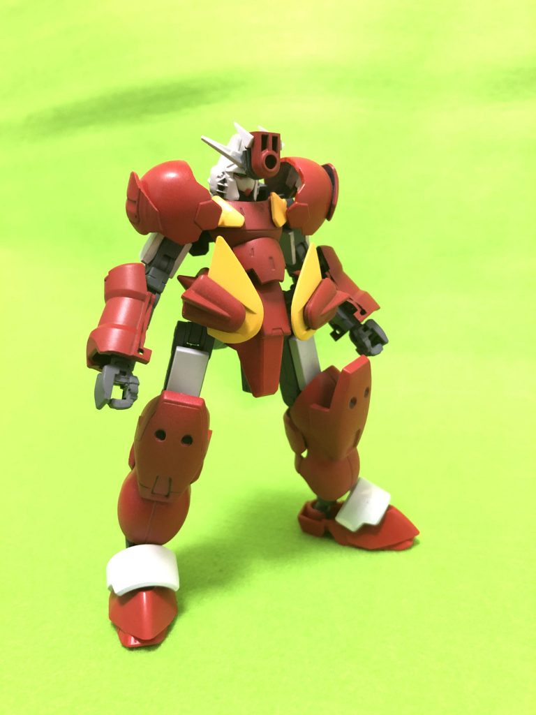 素立。腰の黄色がチャンピオンベルトみたいになったのは嬉しい誤算です。タイタスそっくりになったのは大誤算です。
額の赤いパーツも含め、全身の装甲が取り外し可能です。