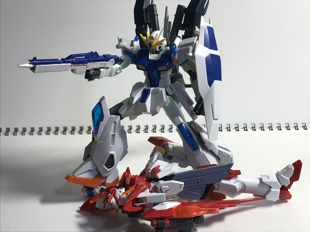 敵のガンプラを踏みつけて、次の狙いを定める感じに